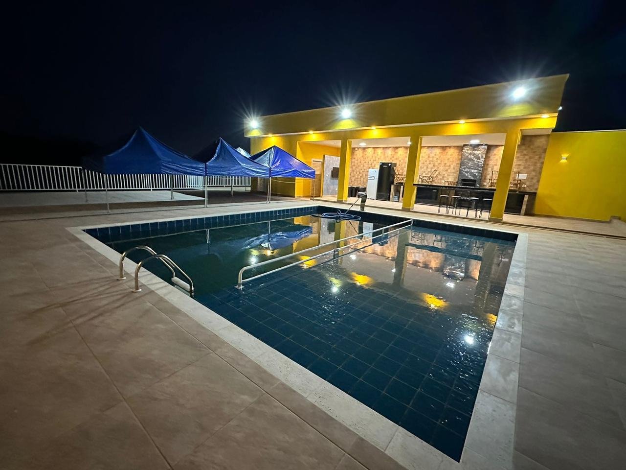 Piscina iluminada à noite